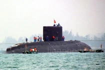 Xem tàu ngầm Kilo HQ183 vào quân cảng Cam Ranh