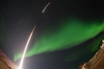 Tên lửa phóng vào cực quang tuyệt đẹp