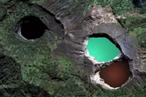 Ngắm 3 hồ nước đổi màu kỳ quái ở Indonesia