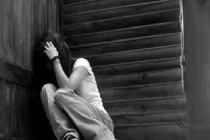 Bố hiếp con ruột 14 tuổi suốt 2 năm