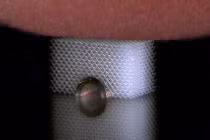 Kỳ lạ vật liệu cứ chạm vào là vô hình