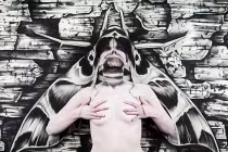 Nghệ thuật biến phụ nữ thành sâu bướm khổng lồ