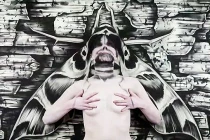 Nghệ thuật biến phụ nữ thành sâu bướm khổng lồ