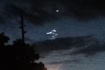 Ánh sáng hình rồng lượn bí ẩn trên bầu trời Hawaii