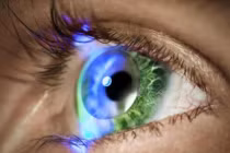 Cận cảnh kính áp tròng kiêm màn hình ảo