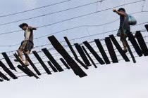 Rợn gáy với cầu treo tử thần cao 25m ở Quảng Ngãi