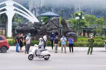 Nam thanh niên tạt đầu xe công vụ làm 2 CSGT chấn thương