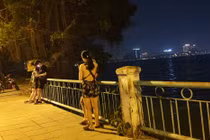 Hồ Tây thành tụ điểm hẹn hò, tiềm ẩn nguy cơ “bung toang” COVID-19