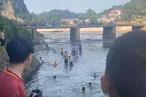 Xót xa người mẹ cố gắng đẩy con lên bờ rồi bị đuối nước