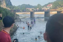 Xót xa người mẹ cố gắng đẩy con lên bờ rồi bị đuối nước