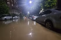 Hà Nội mưa lớn, nhiều tuyến đường ngập sâu, cây cối gãy đổ 