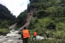 Tìm thấy người bị nước lũ cuốn trôi khi đi ô tô qua đập