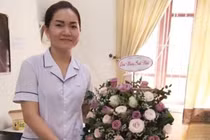 Nữ nhân viên y tế bật khóc khi gặp 2 con lúc đi lấy mẫu trong khu phong tỏa