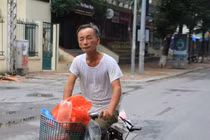 Người dân Hà Nội không đeo khẩu trang, ra đường hóng mát