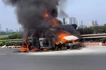 Cận cảnh vụ ô tô cháy ngùn ngụt trên cao tốc Pháp Vân - Cầu Giẽ