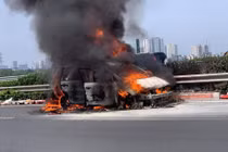 Cận cảnh vụ ô tô cháy ngùn ngụt trên cao tốc Pháp Vân - Cầu Giẽ