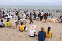 Nghỉ lễ, biển Sầm Sơn đông nghịt khách, bất chấp nguy cơ dịch COVID-19