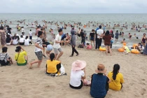 Nghỉ lễ, biển Sầm Sơn đông nghịt khách, bất chấp nguy cơ dịch COVID-19