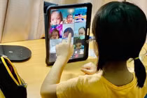 Cha mẹ “khóc - cười” chuyện trẻ lớp 1 học online