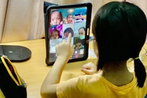 Cha mẹ “khóc - cười” chuyện trẻ lớp 1 học online