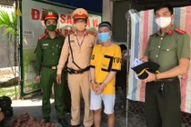 Nam thanh niên ném đá chốt kiểm dịch