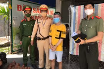 Nam thanh niên ném đá chốt kiểm dịch