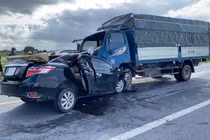 Tông trực diện xe tải, 3 người trên xe con tử vong