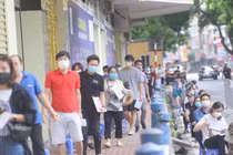 Cận cảnh người dân Hà Nội “rồng rắn” chờ tiêm vắc xin 