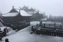 27 Tết, mưa tuyết bất ngờ phủ trắng đỉnh núi Fansipan