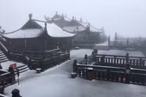 27 Tết, mưa tuyết bất ngờ phủ trắng đỉnh núi Fansipan