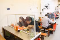 Hà Nội tạm dừng hoạt động ăn uống, cắt tóc từ 0h ngày 13/7