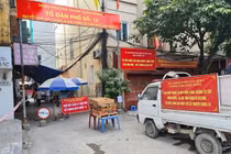 Đang di dời các hộ dân ra khỏi ổ dịch phường Thanh Xuân Trung