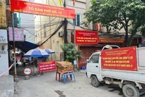 Đang di dời các hộ dân ra khỏi ổ dịch phường Thanh Xuân Trung