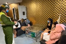 Giữa tâm dịch COVID-19, 6 đôi nam nữ lén lút hát karaoke