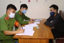 Đưa người thông chốt kiểm dịch vào thành phố Vinh để lấy 30 nghìn