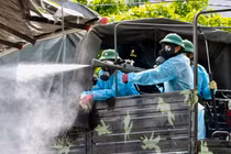 Cận cảnh binh chủng hoá học phun khử khuẩn chợ Bình Điền