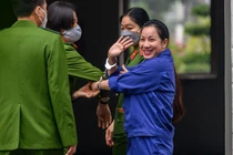 Nụ cười bí ẩn của vợ Đường “Nhuệ” khi bị dẫn giải đến tòa