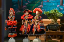 Người thổi hồn trang phục truyền thống 54 dân tộc Việt Nam vào những mẫu búp bê