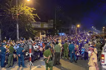 Hàng nghìn người kéo về miền Tây trong đêm, cửa ngõ TPHCM ùn ứ