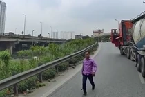 Tài xế chặn xe giữa đường, cầm xà beng “dằn mặt” đối phương