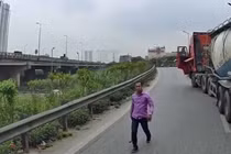 Tài xế chặn xe giữa đường, cầm xà beng “dằn mặt” đối phương