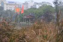 Hồ Gươm cỏ mọc um tùm sau giãn cách COVID-19