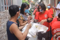 Dịch COVID-19: Bệnh nhân xóm chạy thận ấm lòng nhận suất cơm miễn phí