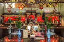 Bàn thờ đặt 4 cây “gọi” Thần Tài, 1 cây tránh xa kẻo điêu đứng