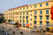 MC, giảng viên nổi tiếng mỉa mai SV xin nghỉ học: Hiệu trưởng nói gì?