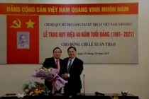 Liên hiệp Hội Việt Nam trao Huy hiệu 40 năm tuổi Đảng cho TS. Lê Xuân Thảo