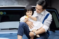 Con gái Cường Đô La checkin sương sương mừng Noel nhưng background tỏa ra mùi tiền phía sau mới gây chú ý