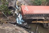 Xe container rơi xuống mương nước, tài xế tử vong thương tâm