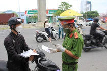 Bắc Từ Liêm: Chốt COVID-19 phát hiện người dùng giấy QRcode không hợp lệ 