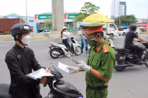 Bắc Từ Liêm: Chốt COVID-19 phát hiện người dùng giấy QRcode không hợp lệ 